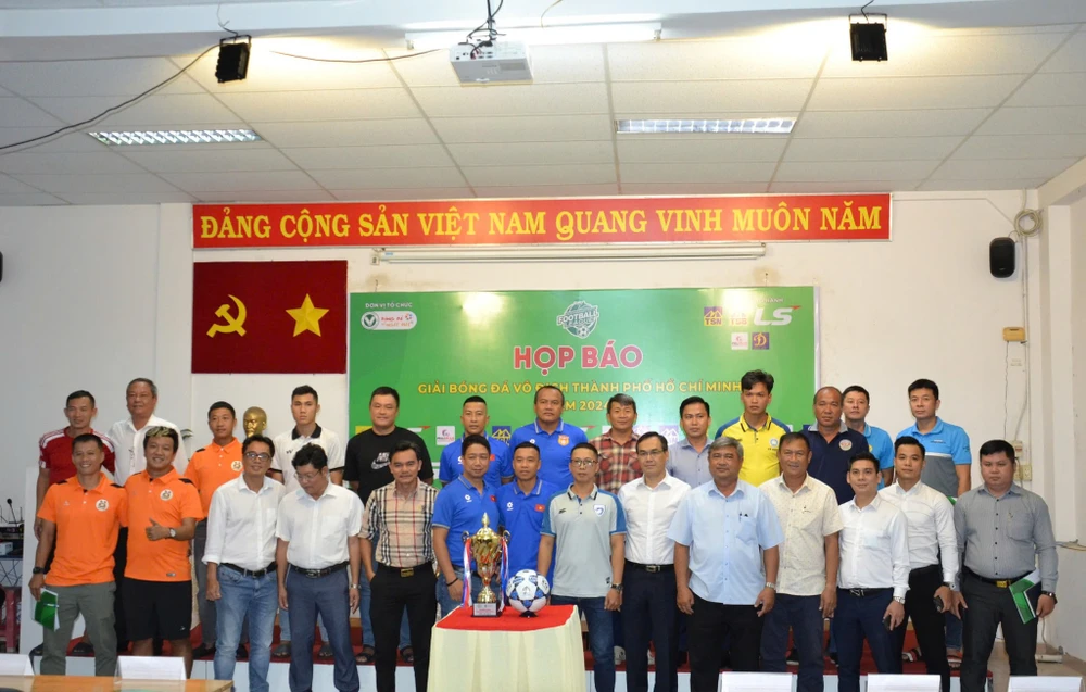 Đại diện các đội bóng tham dự giải chụp hình lưu niệm cùng Ban tổ chức, lãnh đạo LĐBĐ TPHCM và các nhà tài trợ.