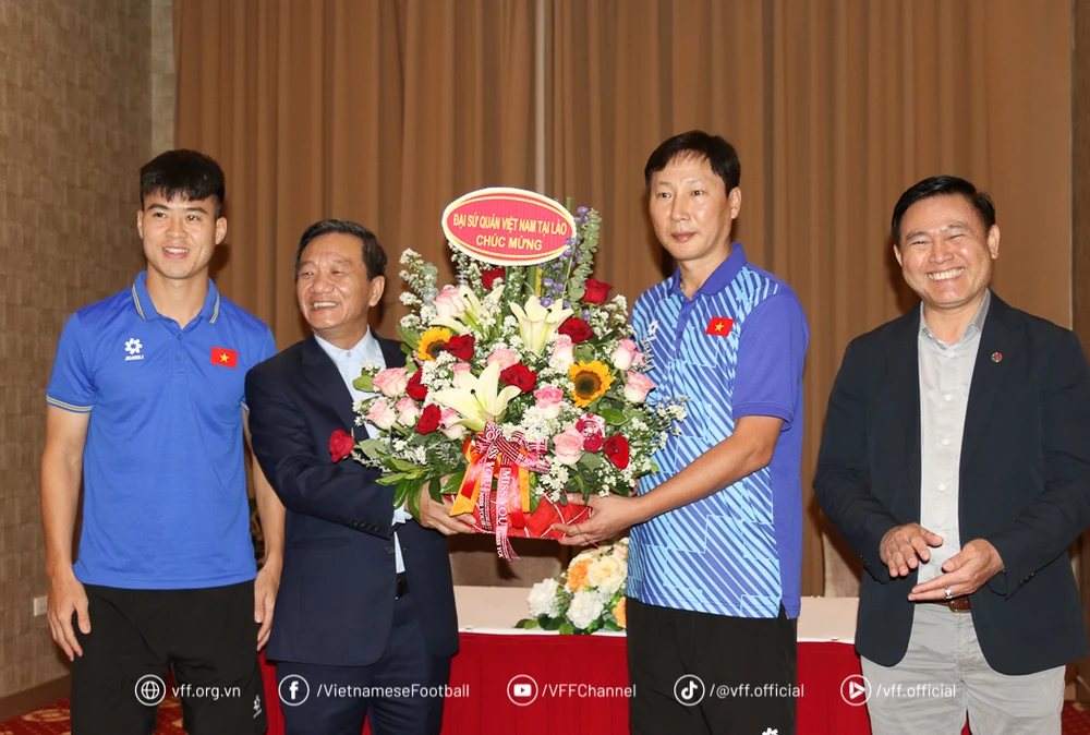 Đại sứ Nguyễn Minh Tâm tặng hoa chúc mừng đội tuyển Việt Nam và tin tưởng đội tuyển sẽ hoàn thành mục tiêu đề ra trong trận ra quân sắp tới.