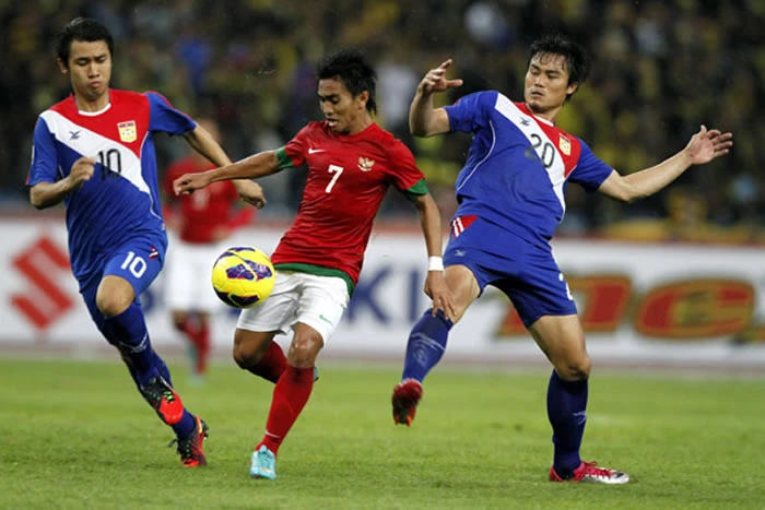 Lào (áo xanh) chia điểm cùng Indonesia ở AFF Cup 2012. Ảnh: AFF