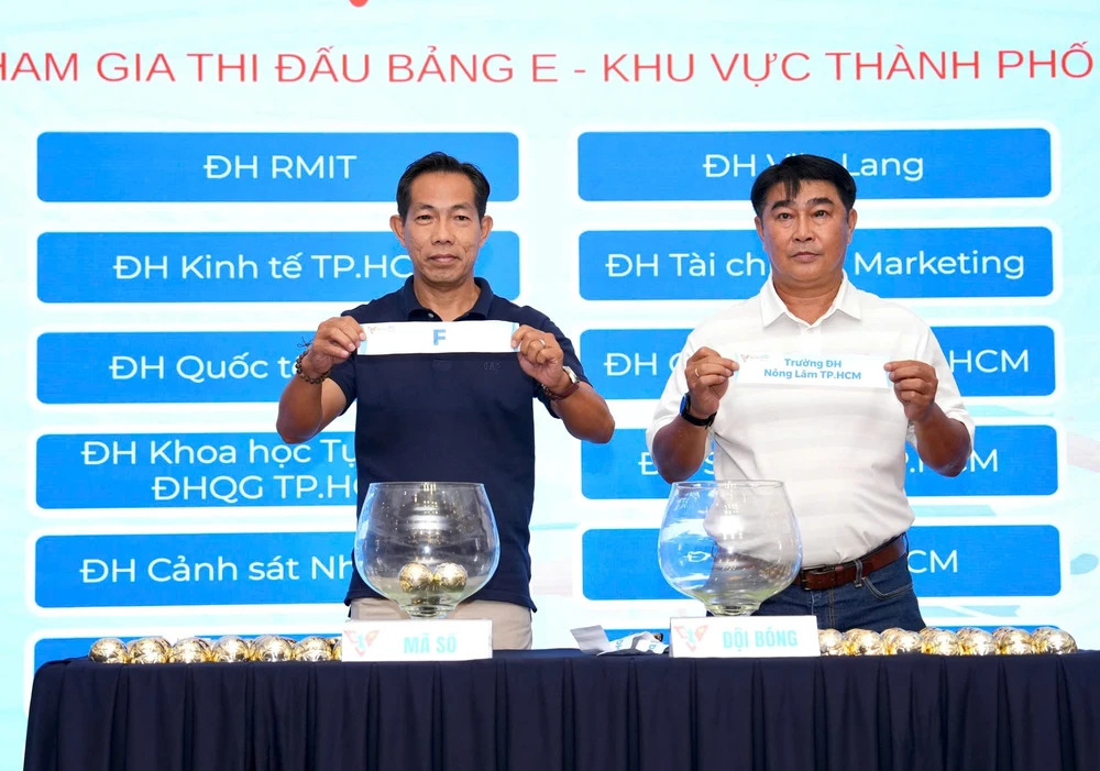 Cựu tuyển thủ Trần Minh Chiến và Đỗ Khải tại lễ bốc thăm. Ảnh: ĐỘC LẬP