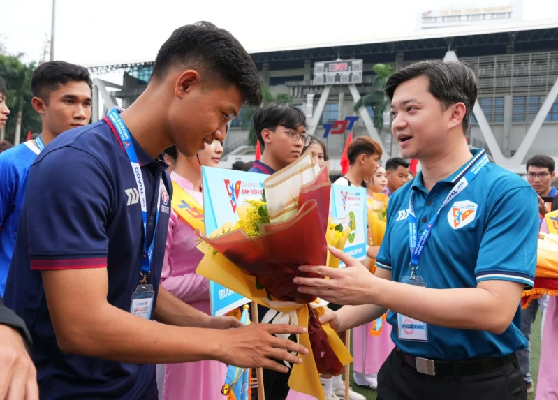 Anh Nguyễn Minh Triết - Bí thư Trung ương Đoàn, Chủ tịch Trung ương Hội sinh viên Việt Nam động viên các đội tham dự giải. Ảnh: ĐỘC LẬP