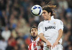 Almeria (9) – Real Madrid (3): Higuain hay Van Nistelrooy?