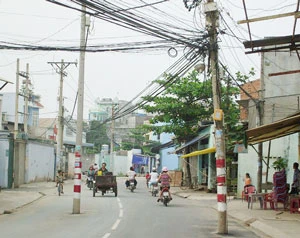 Đường Trương Phước Phan, quận Bình Tân, TPHCM: Hàng loạt trụ điện giữa đường