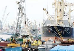Dời cảng ra khỏi nội thành TPHCM: Có hoàn tất vào 2010?
