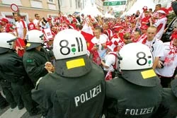 Thụy Sĩ cấm cửa 6 hooligan