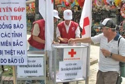 Sáng nay, Hội Chữ thập đỏ TPHCM quyên góp trên 450 triệu đồng
