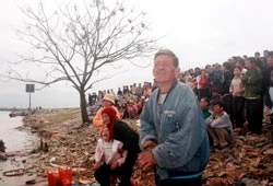 Chìm đò chở 78 người ở sông Gianh, tỉnh Quảng Bình. Báo SGGP tham gia hỗ trợ khẩn cấp.