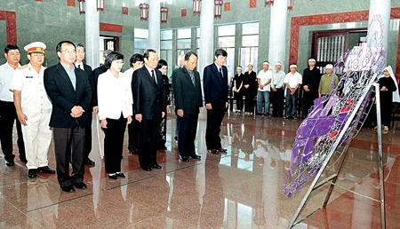 Lãnh đạo Đảng, Nhà nước gửi vòng hoa, đến viếng đồng chí Trần Nam Trung