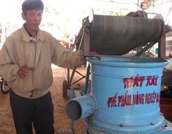 Đà Lạt: Một nông dân chế tạo máy xay phế phẩm nông nghiệp
