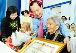 Phong tặng, truy tặng 21 mẹ liệt sĩ danh hiệu Bà mẹ Việt Nam anh hùng