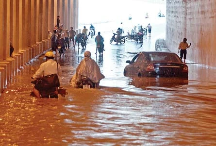 Miền Bắc mưa lớn vì hoàn lưu bão: Hà Nội lại chìm trong nước