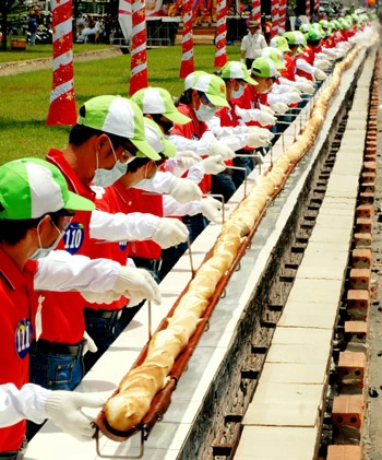 Big C Việt Nam làm ổ bánh mì Baguette dài kỷ lục thế giới