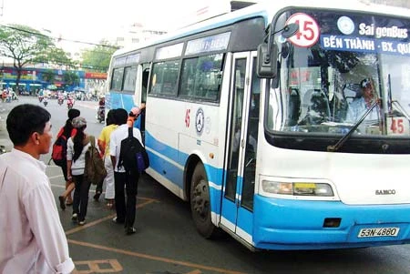 Vé tập xe buýt: Tăng gánh nặng cho khách?