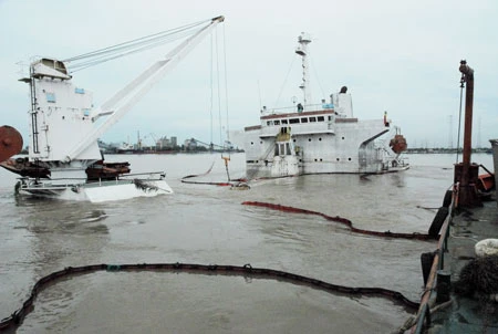 Vụ tàu Lady Belinda bị chìm trên sông Soài Rạp: Thu gom trên 3.000 lít dầu FO (có lẫn nước)