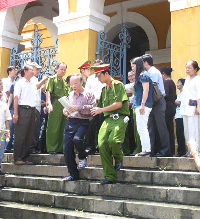 Đề nghị tuyên phạt ông Huỳnh Ngọc Sĩ từ 5 đến 6 năm tù