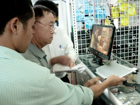 Ở đâu “ngành công nghiệp” ti vi, máy vi tính Việt Nam? - Bài 2: Sơn phết máy tính… rồi gắn tên