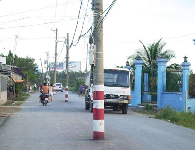 Cột điện đứng giữa đường