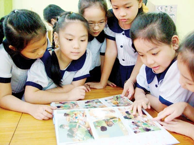 Tặng “Tủ sách của em” cho Trường Tiểu học Nguyễn Bỉnh Khiêm