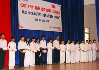 Trao học bổng “ IPC-Tiếp sức đến trường” cho học sinh, sinh viên nghèo hiếu học