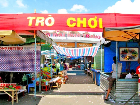 Lôtô chặn đường vào chợ Đầm