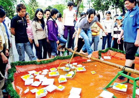 Việc làm ngày tết-Trải thảm mời công nhân