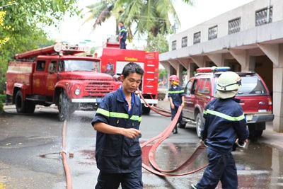 Cháy lớn làm sập 600m2 kho chứa hàng của Công ty Cổ phần vật tư bưu điện Potmasco