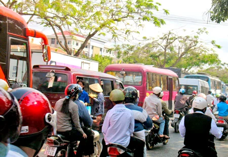 Giao thông căng thẳng ngày về TPHCM