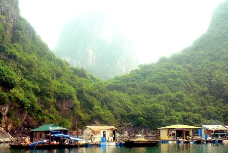 Làng chài dưới chân di sản