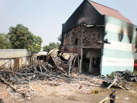 Bình Dương: Cháy xưởng sản xuất nệm ghế, dù bạt, 7 người tử nạn