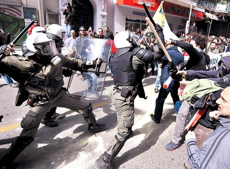 Hy Lạp hỗn loạn vì biểu tình