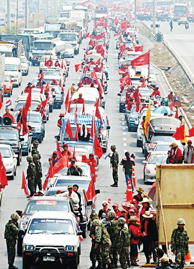 Thái Lan: “Nóng” sắc áo đỏ trước giờ G