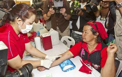 Thái Lan: Phe áo đỏ bắt đầu “trích” máu