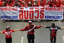 Phe áo đỏ dọa “đóng cửa” Bangkok