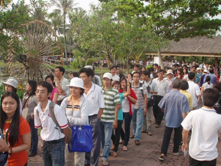 Hàng ngàn người xếp hàng nhận vé đêm nhạc “Sen hồng một độ…”