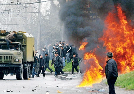 Lực lượng biểu tình Kyrgyzstan chiếm các cơ quan chính phủ