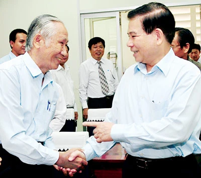 Chủ tịch nước Nguyễn Minh Triết tiếp xúc cử tri TPHCM