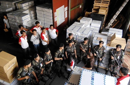 Philippines: Thẻ nhớ của 76.000 máy kiểm phiếu bị lỗi