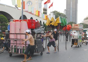 Giao thông lộn xộn tại chợ đêm Bến Thành