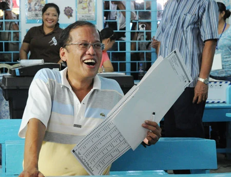 Qua 80% số phiếu được kiểm sau bầu cử Philippines: Ông Aquino dẫn đầu