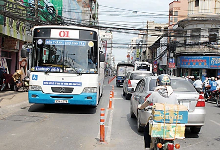 Xe buýt lưu thông hai chiều trên đường Trần Hưng Đạo, giữ hay dời?