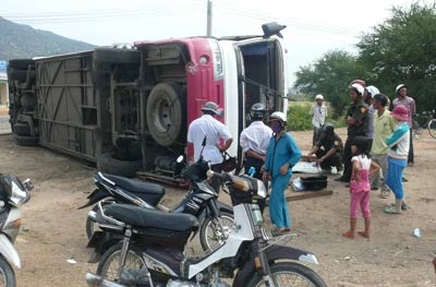 Ninh Thuận: Xe chở giáo viên tham quan bị nạn, 3 người chết