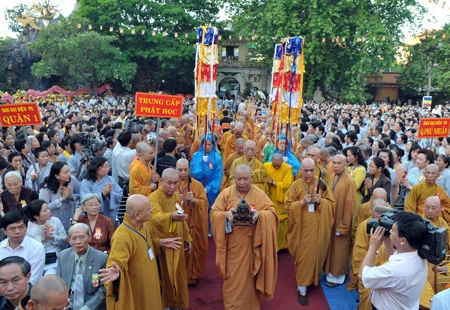 Đông đảo tăng ni, Phật tử tham dự Đại lễ Phật đản Phật lịch 2554, dương lịch 2010