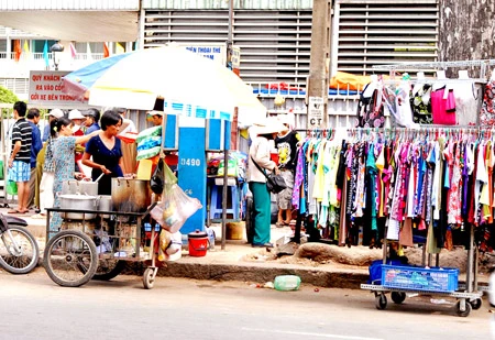 Kết thúc tháng “Vệ sinh an toàn thực phẩm”: Hàng rong vẫn tái diễn