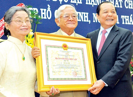 Trao Huân chương Độc lập hạng nhất tặng đồng chí Võ Văn Sung