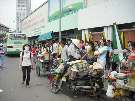 Trạm điều hành xe buýt Sài Gòn: Nhếch nhác, lộn xộn