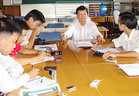 Trường ĐH Nông Lâm TPHCM: Nội bộ mâu thuẫn, sinh viên bị giam bằng