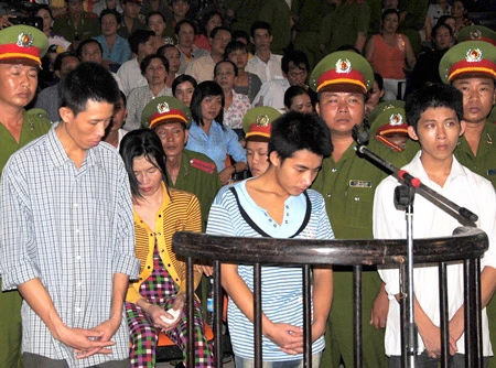 Xét xử vụ hành hạ cháu Hào Anh - 46 năm tù cho vợ chồng Giang - Thơm