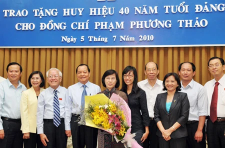 Đ/c Phạm Phương Thảo nhận Huy hiệu 40 năm tuổi Đảng: Lặng lẽ phấn đấu, khẳng định