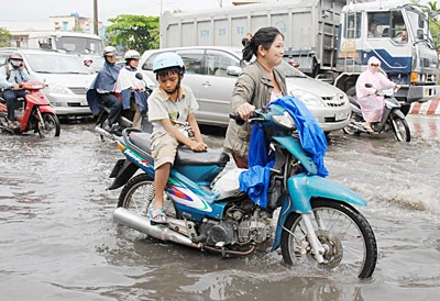 Tình trạng ngập nước và kẹt xe: Do thiếu kiểm tra, phá vỡ quy hoạch