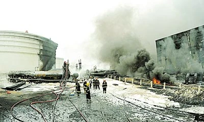 Trung Quốc: Nổ đường ống dẫn dầu gây cháy lớn
